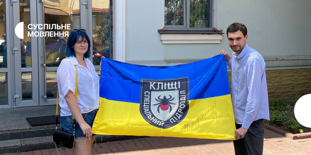Прапор України з підписом Валерія Залужного передали переможцю благодійного аукціону Суспільне Чернігів