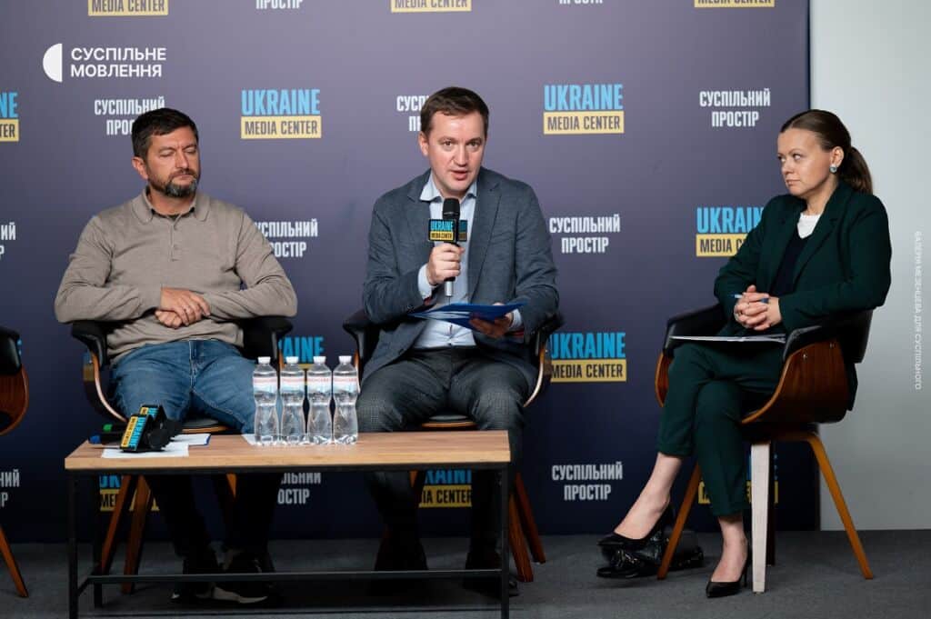 Олександр Солонтай (по центру)