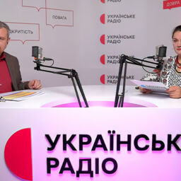 Радіоведучий Роман Коляда й акторка Наталія Сумська у студії Українського Радіо