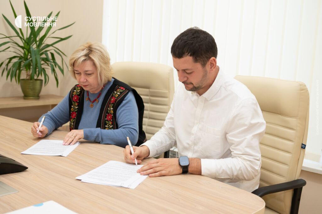 Підписання договору-1 Світлана Остапа і Дмитро Хільченко підписують контракт