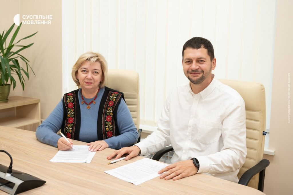 Підписання договору-2 Світлана Остапа і Дмитро Хільченко підписують контракт