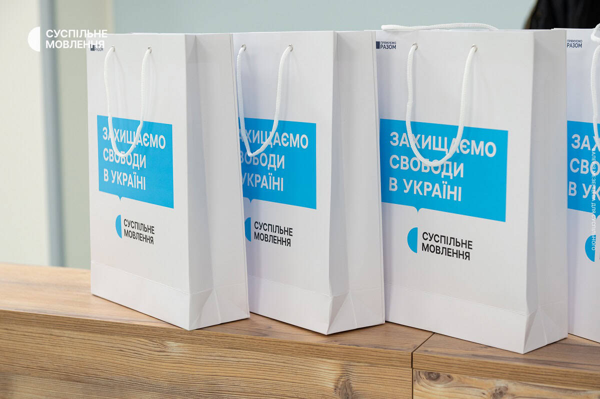 Візит в Охматдит-12 Подарунки дітям від Суспільного