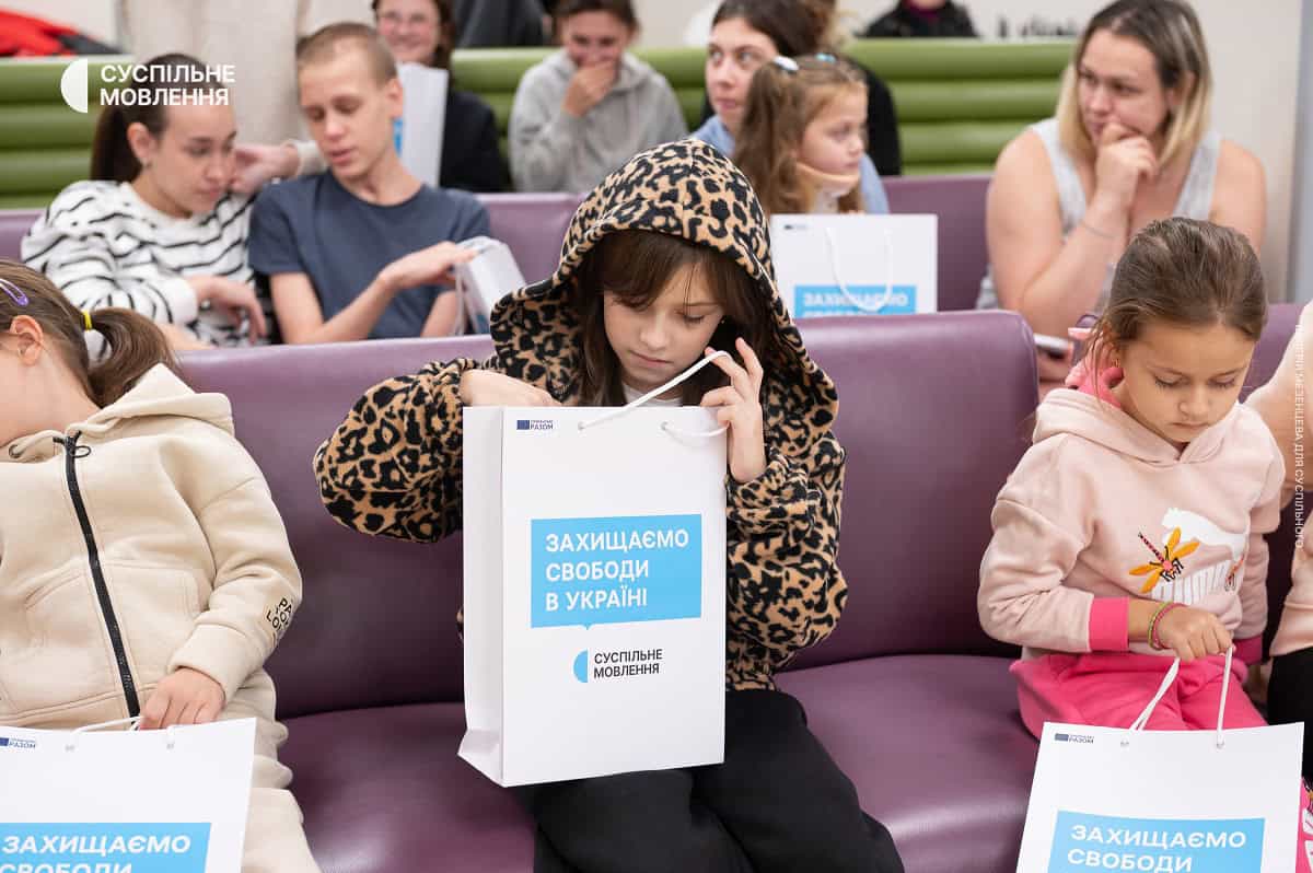 Візит в Охматдит-13 Подарунки дітям від Суспільного