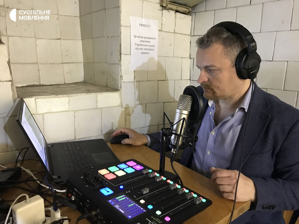 Роман Коляда. Українське Радіо Роман Коляда веде ефір з укриття у Львові у перші тижні повномасштабного вторгнення