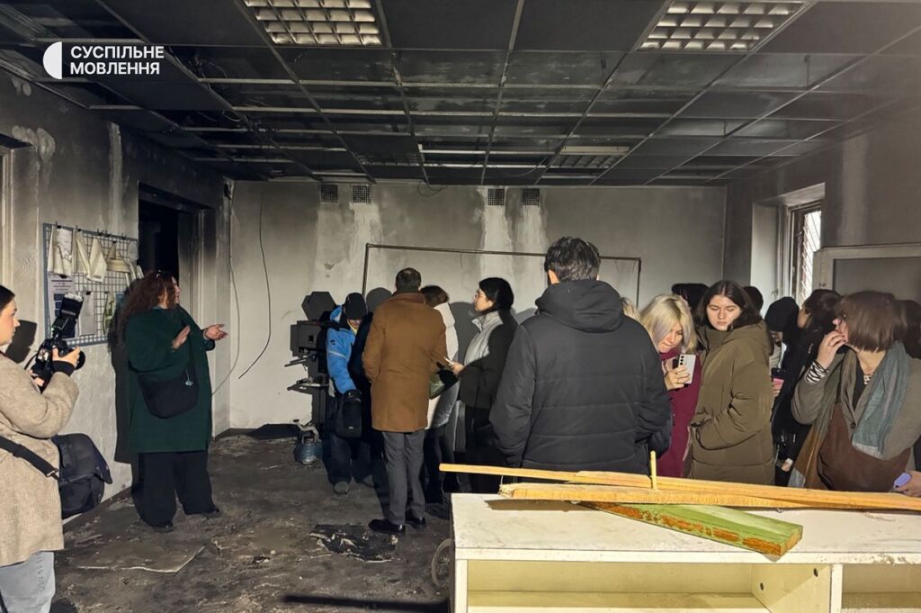 Зруйнований російськими дронами офіс Суспільне Дніпро Зруйнований російськими дронами офіс Суспільне Дніпро з середини