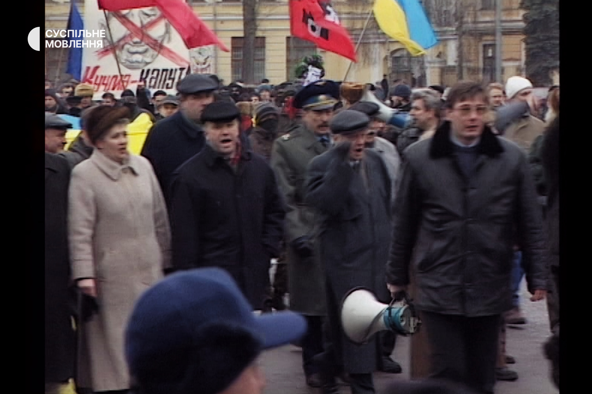 Люди на мітингу Кучма-геть