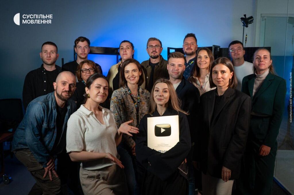 Срібна кнопка Ютубу для Суспільне Новини