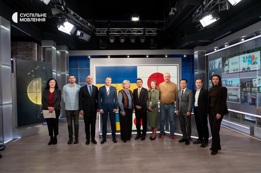 Спільне фото. Суспільне та JICA підписали угоду про третю фазу «Проєкту розвитку потенціалу Суспільного мовника України»