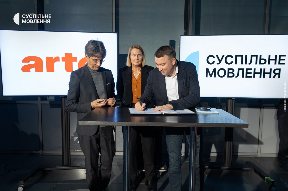 Підписання угоди про асоціацію з ARTE G.E.I.E. Микола Чернотицький підписує угоду про асоціацію з ARTE G.E.I.E.