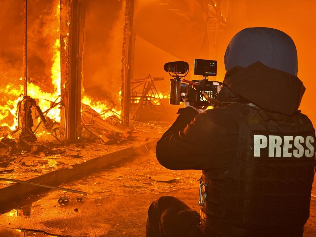 Репортер Суспільне Харків В'ячеслав Мавричев працює на місці російського удару КАБами по місцевому ринку «Барабашово»
