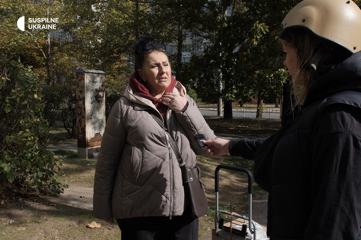 A woman was injured in Kherson The injured woman gives an interview to a journalist