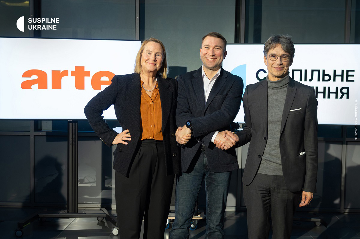 signing of an association agreement with ARTE G.E.I.E. handshake