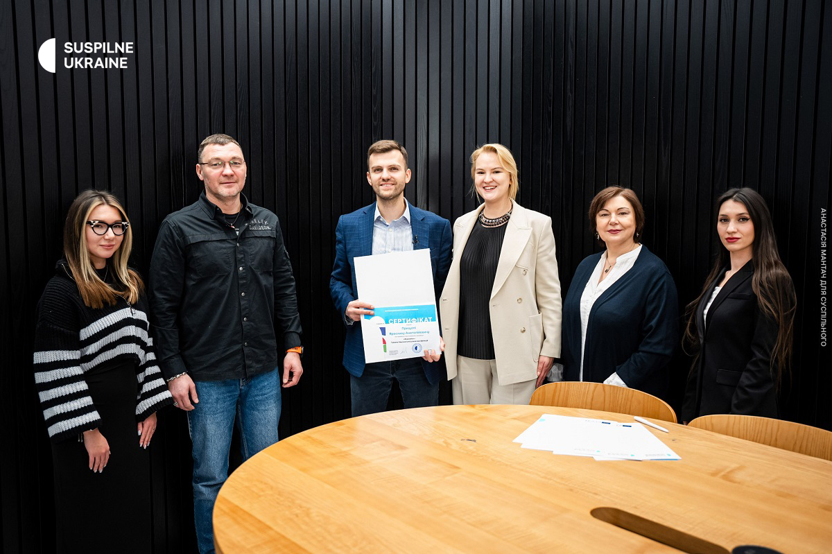 Presentation of the certificate to Yaroslav. In the photo (from left to right, first photo): Anastasia Korobka, administrator of the Qualification Center, Vladislav Gruzinsky, evaluator of the Qualification Center, Yaroslav Pryshchepa, Victoria Sydorenko, director of human resources at Suspilne, initiator and manager of the project to create the Qualification Center, Anna Makarenko, head of the Qualification Center, and Oksana Malovychko, assessor at the Qualification Center. Photo by Anastasiia Mantach for Suspilne