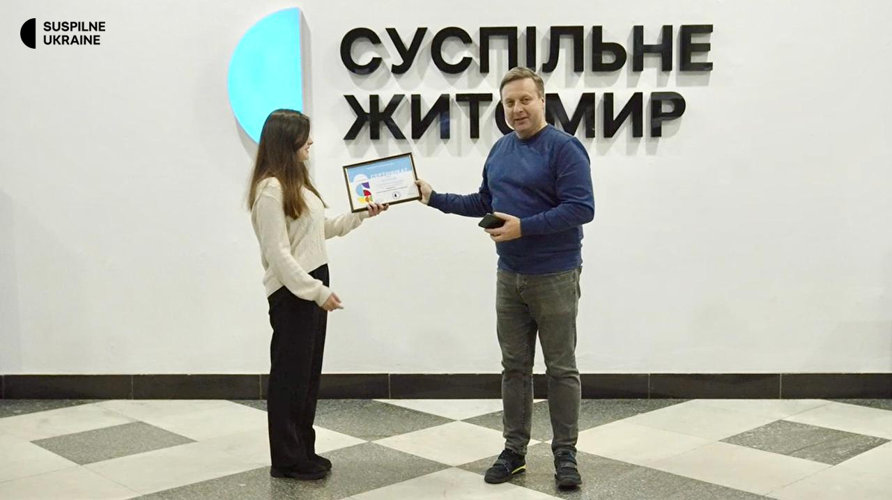 Presentation of the certificate to Ilona. In the photo: Artur Samartsev, manager of Suspilne Zhytomyr, presents the certificate; the Suspilne Zhytomyr team (group photo). Photo by Oleksii Chyrko
