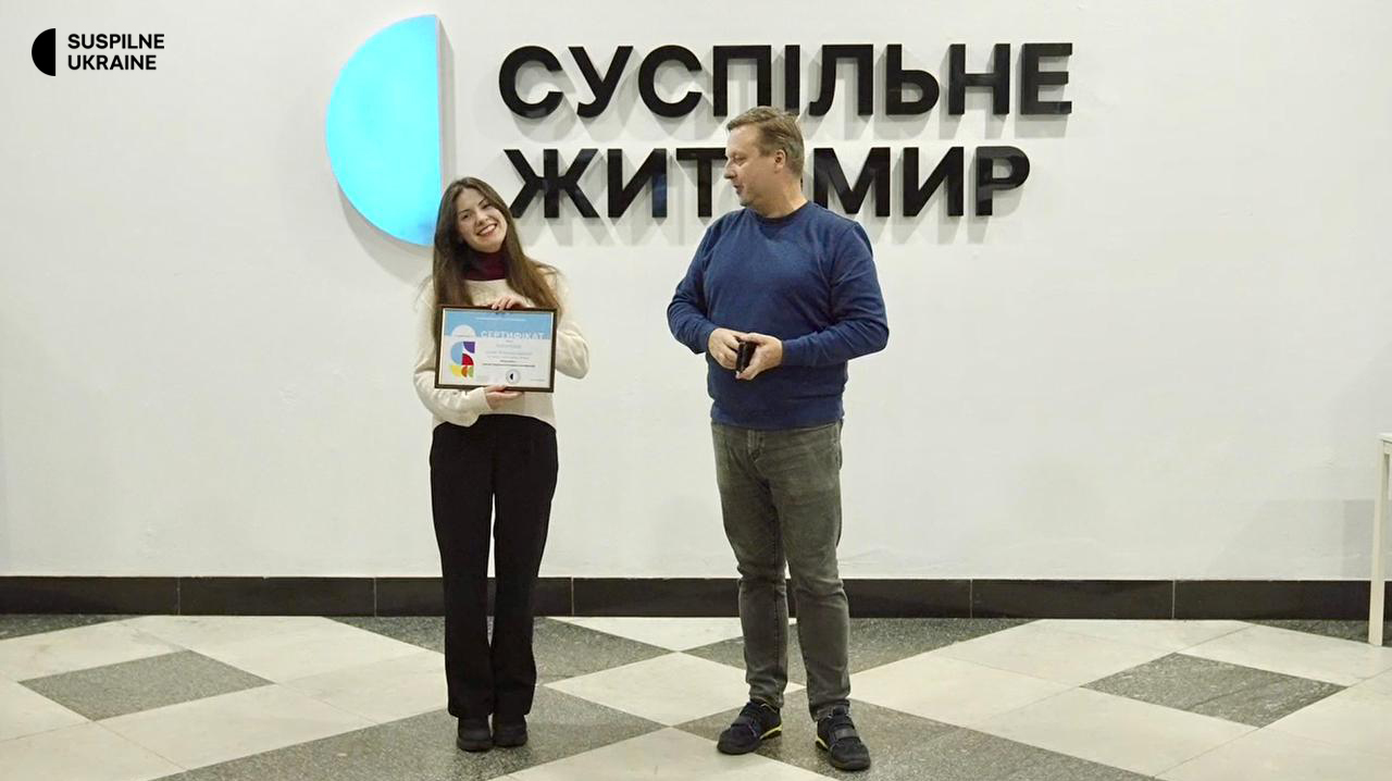 Presentation of the certificate to Ilona