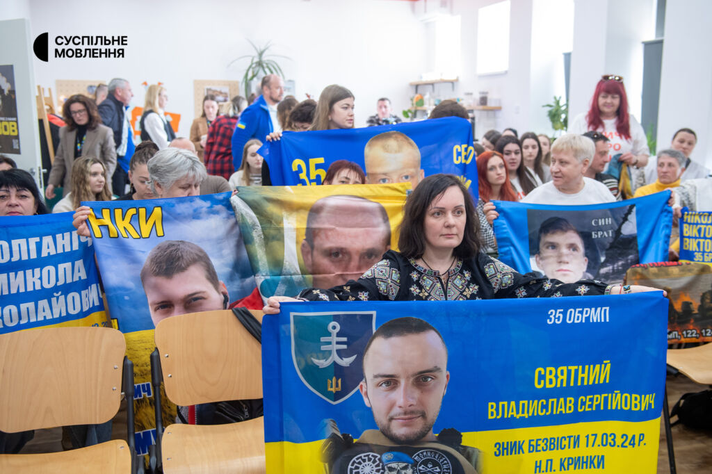 Прапори зі світлинами зниклих безвісти Прапори зі світлинами зниклих безвісти