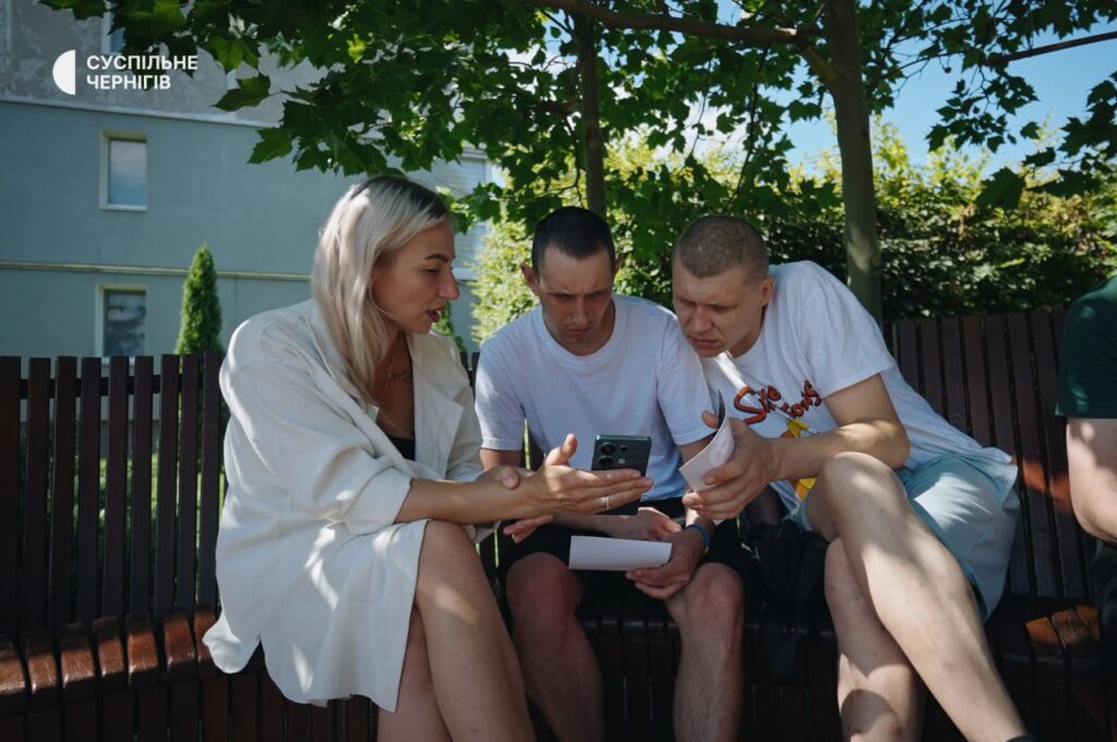 Лідія Руденко спілкується зі звільненими з полону хлопцями в Немирові
