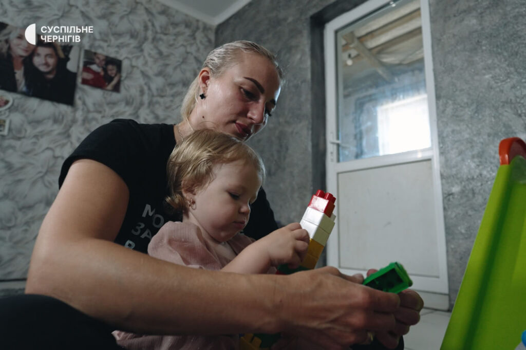 Лідія Руденко грає зі своєю донькою Євою