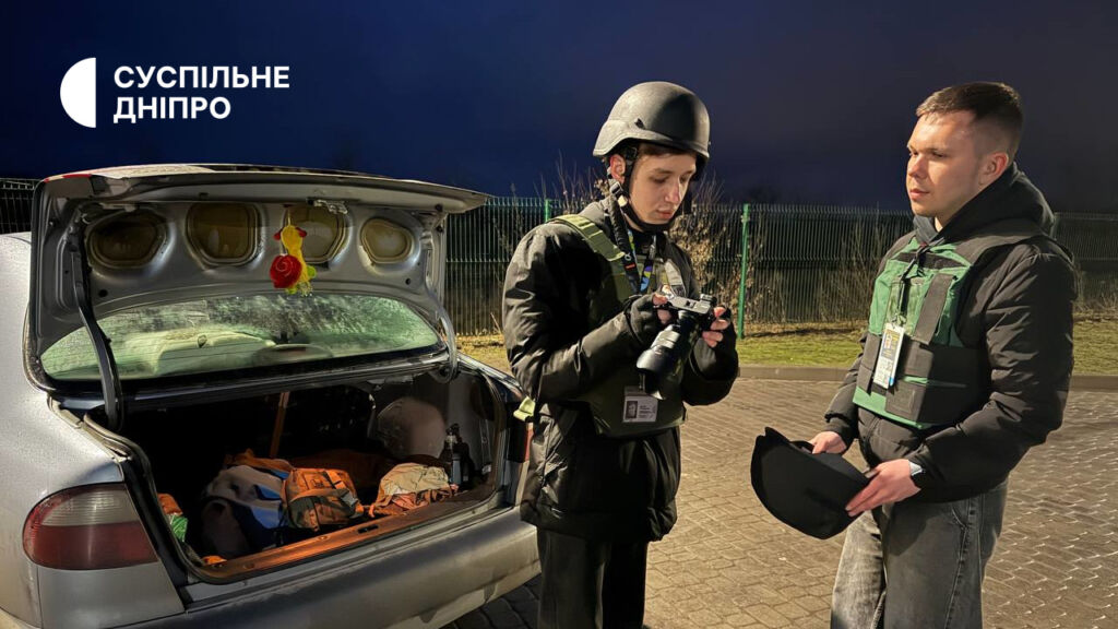 Знімальна група Суспільне Дніпро Кореспондент Роман Михальчук та оператор Даниїл Ніколаєнко після виїзду з Демуриного Фото: Суспільне Дніпро