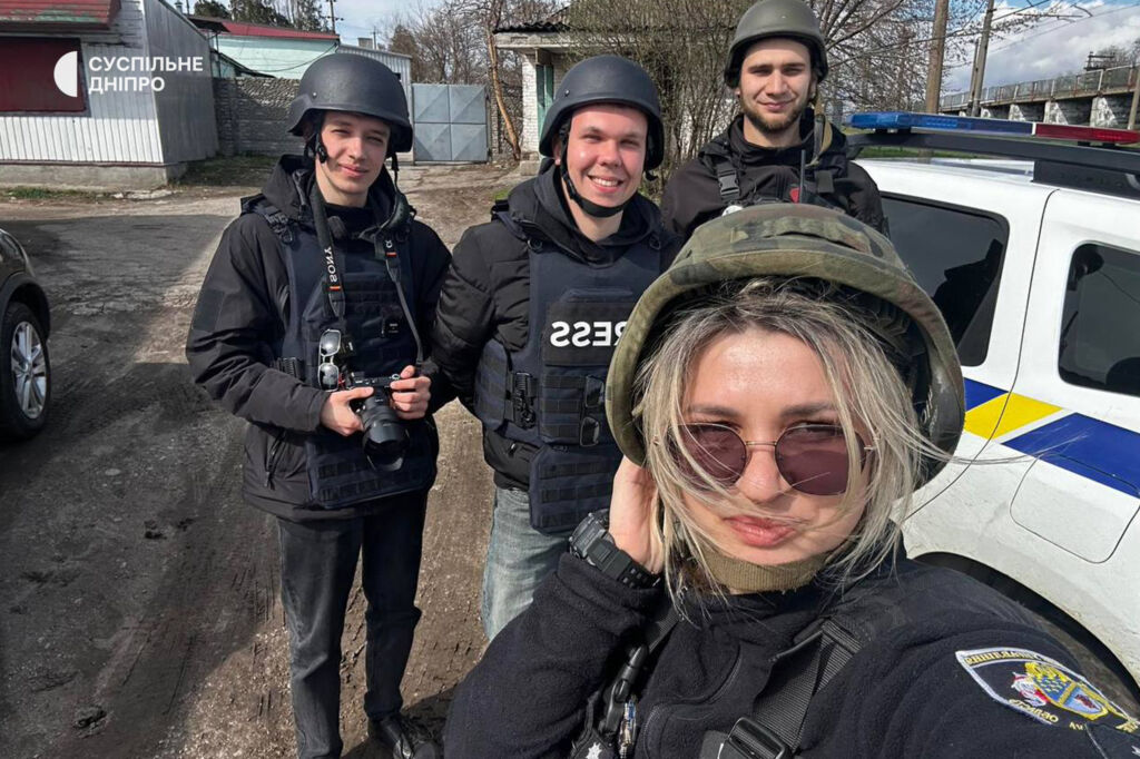 Знімальна група Суспільне Дніпро з речницею нацполіції Нікопольського району Альоною Крамаренко та поліцейським громади Богданом Монаховим після виїзду у безпечне місце Знімальна група Суспільне Дніпро з речницею нацполіції Нікопольського району Альоною Крамаренко та поліцейським громади Богданом Монаховим після виїзду у безпечне місце