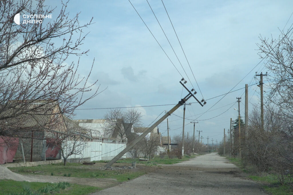 Дорога, яку обстріляли російські війська Дорога, яку обстріляли російські війська