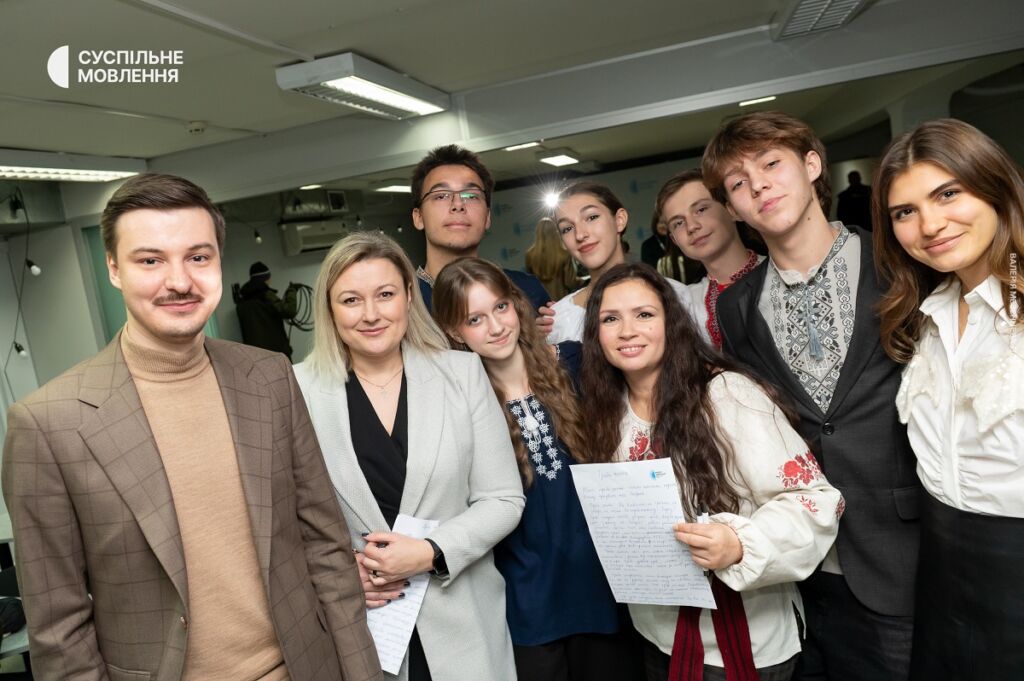 Вадим Міський, Юлія Шелудько і учасники Радіодиктанту-2025 Член наглядової ради Суспільного Вадим Міський, координаторка Радіодиктанту національної єдності, виконавча продюсерка Українського Радіо Юлія Шелудько та учасники й учасниці Радіодиктанту-2025