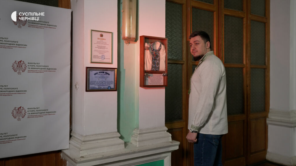 Ігор Житарюк Чернівчанин Ігор Житарюк студентом одягав вишиванки і надихнув співорганізаторів Дня вишиванки на ініціативу. Поруч на стенді — та сама перша вишиванка
