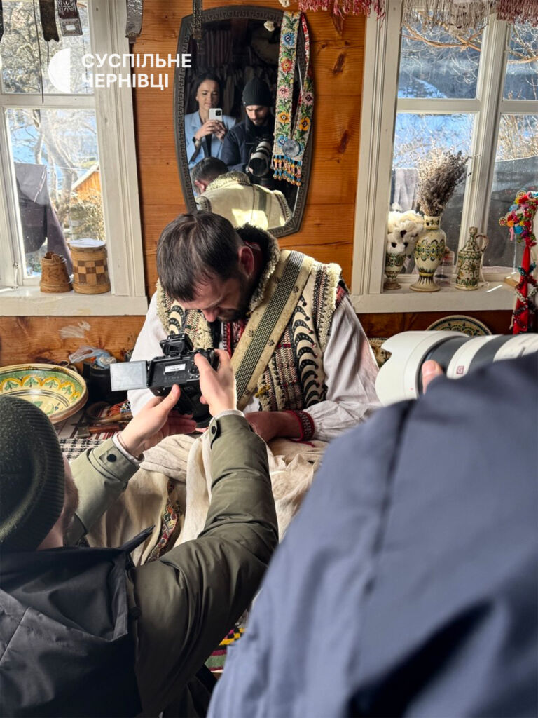 Команда проєкту (Аліна Хрищук, Володимир Мороз та Дмитро Сторож) під час зйомок в етномузеї Богдана Петричука на Косівщині Команда проєкту (Аліна Хрищук, Володимир Мороз та Дмитро Сторож) під час зйомок в етномузеї Богдана Петричука на Косівщині