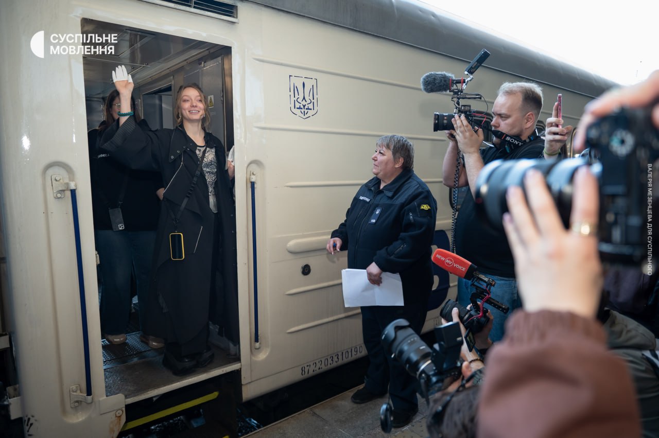Шанувальники проводжають співачку LELÉKA до Відня На пероні медіа та шанувальники проводжають співачку LELÉKA до Відня