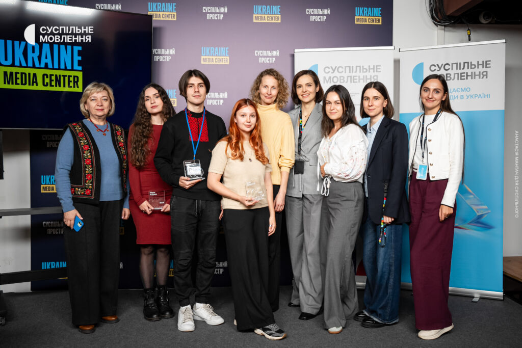 Лауреати Програми підтримки молодих журналістів імені Ірини Цибух 2025 року: Марія Кудіна, Роман Сєврюков та Юлія Франчук з командою Суспільного