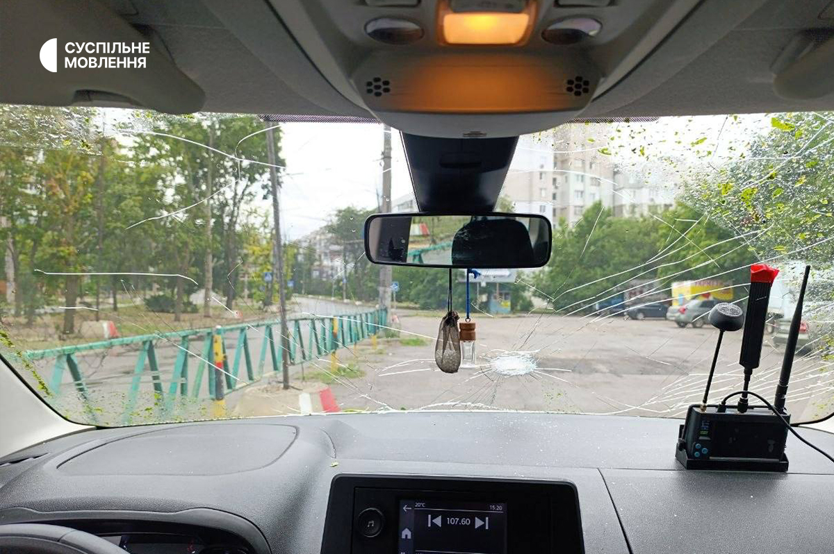 Пошкодження автомобіля знімальної групи Суспільне Херсон