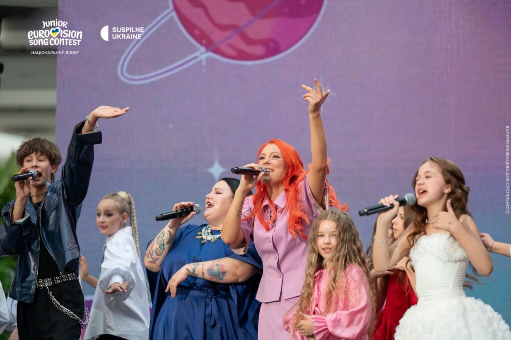 Performance by Svitlana Tarabarova and alyona alyona alongside participants of the Vidbir