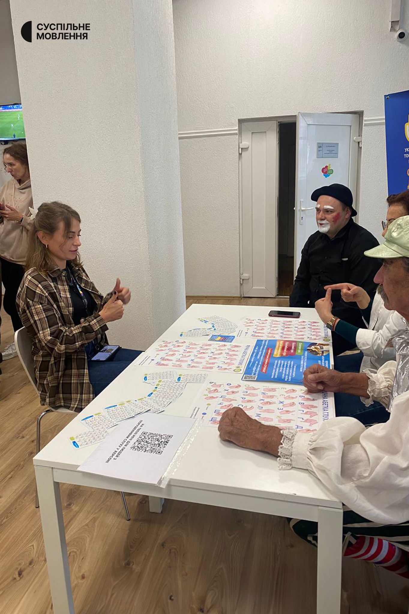 Команда Суспільного навчається азів жестової мови Команда Суспільного навчається азів жестової мови