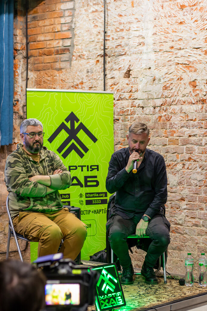 Вахтанг Кіпіані і Сергій Жадан Сергій Жадан говорить у мікрофон, біля нього сидить Вахтанг Кіпіані