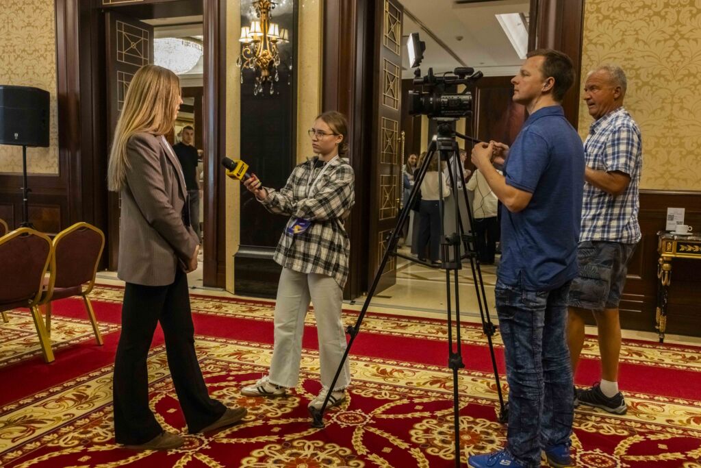 Журналістка Валерія Церна й оператор Максим Терещенко записують інтерв’ю з Маргаритою Сокоренко Журналістка Валерія Церна й оператор Максим Терещенко записують інтерв’ю з Маргаритою Сокоренко