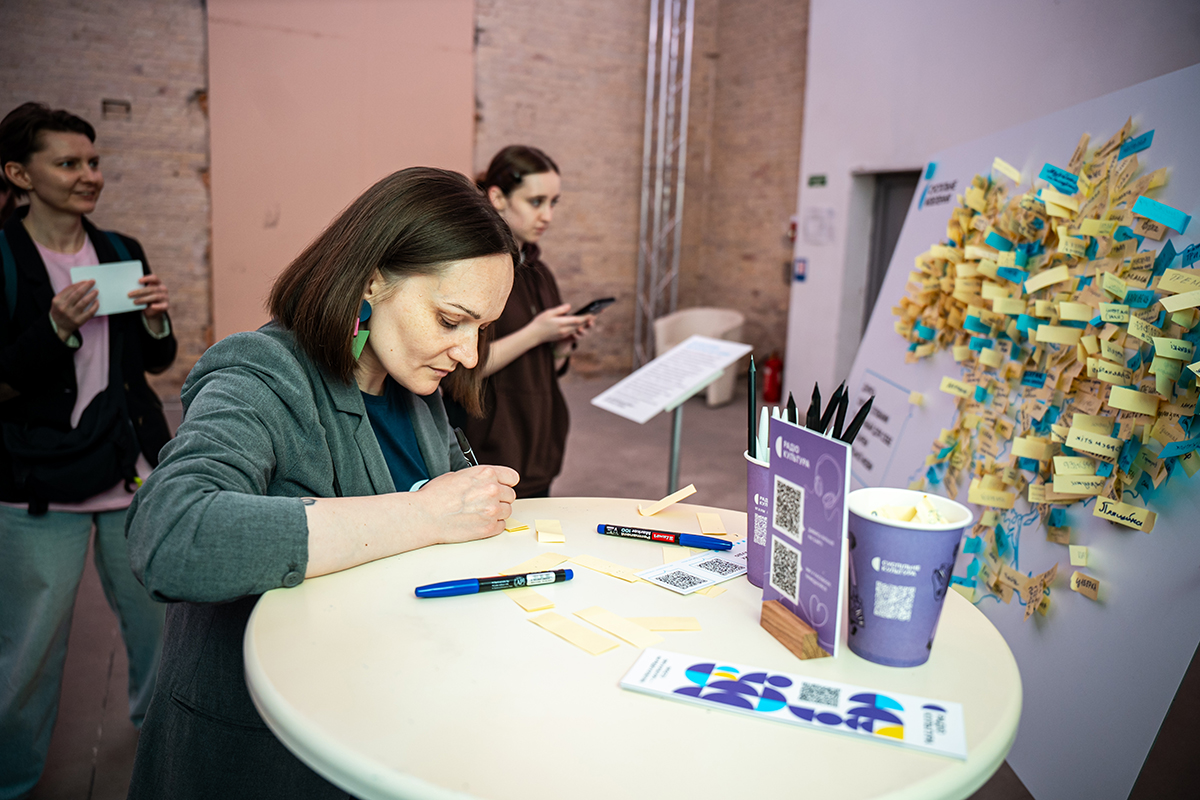 Гості «Книжкового Арсеналу» пишуть діалектизми на дошку Суспільного Гості «Книжкового Арсеналу» пишуть діалектизми на дошку Суспільного