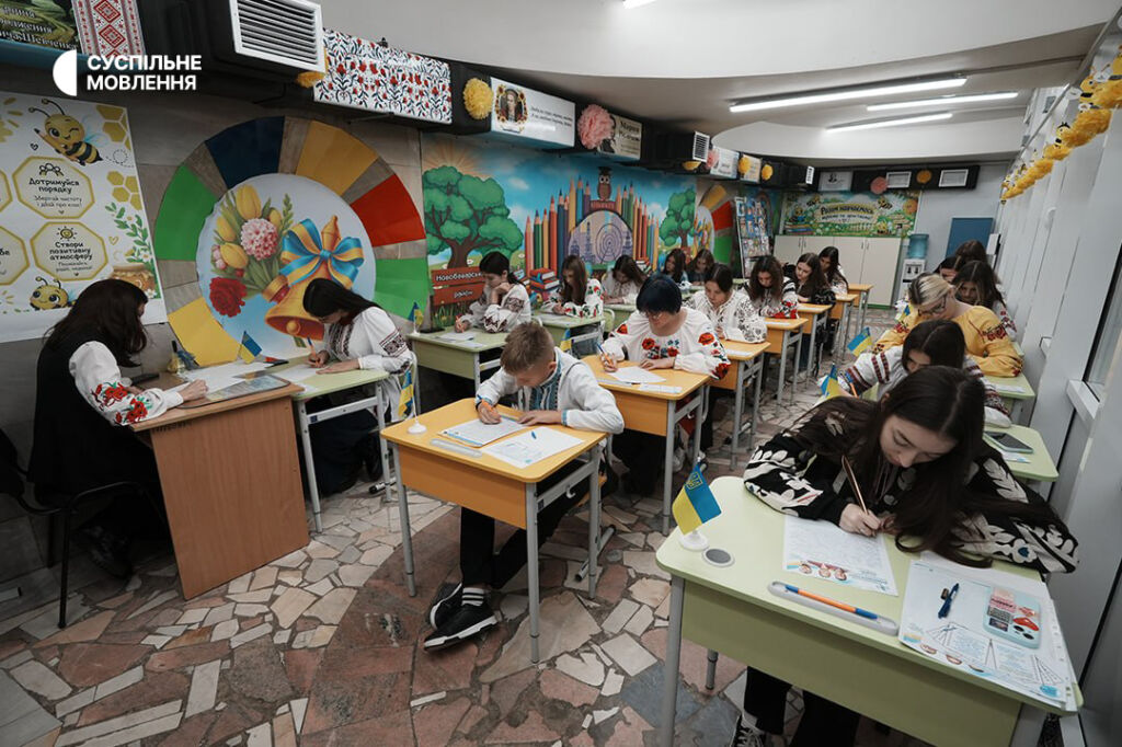 Учні метрошколи в Харкові пишуть Радіодиктант національної єдності – 2026